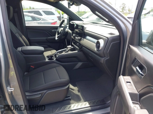 2024 Chevrolet Colorado 2WD LT z VIN 1GCPSCEK3R1318917, wystawiony jako IAAI lot #42157057 z przebiegiem 4 841 mil mil oraz . Historia ofert i sprzedaży dostępna na DreamBid. Obrazek 5.