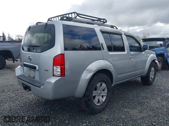 2005 Nissan Pathfinder SE z VIN 5N1AR18W35C790033, wystawiony jako IAAI lot #41949129 z przebiegiem 227 199 mil mil oraz . Historia ofert i sprzedaży dostępna na DreamBid. Obrazek 4.