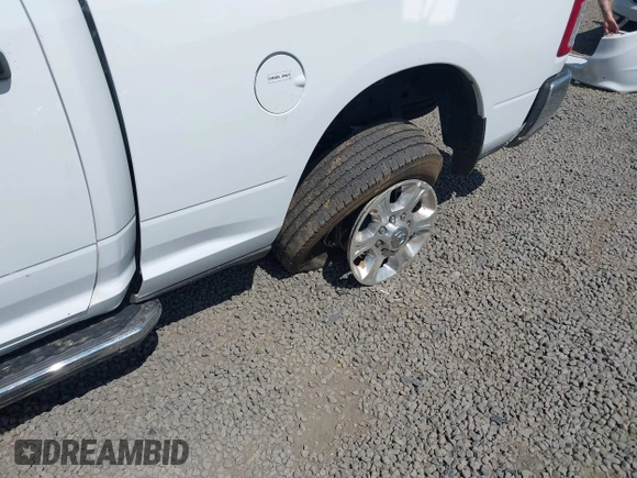 2024 Ram 2500 Big Horn z VIN 3C6UR5DL5RG303820, wystawiony jako IAAI lot #42615583 z przebiegiem 14 564 mil mil oraz . Historia ofert i sprzedaży dostępna na DreamBid. Obrazek 19.