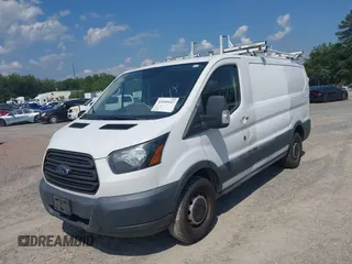 2017 Ford Transit z VIN 1FTYR1YM8HKA85286, wystawiony jako IAAI lot #42449147 z przebiegiem 230 391 mil mil oraz . Historia ofert i sprzedaży dostępna na DreamBid. Obrazek 2.