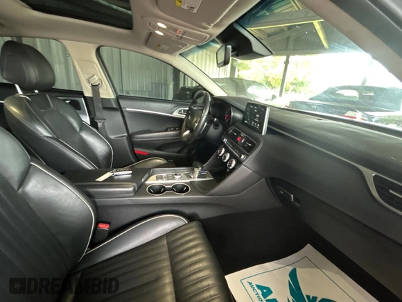 2021 Genesis G70 2.0T z VIN KMTG34LAXMU074866, wystawiony jako Copart lot #56966995 z przebiegiem 54 000 mil mil oraz Czysty tytuł • Clean title. Historia ofert i sprzedaży dostępna na DreamBid. Obrazek 5.