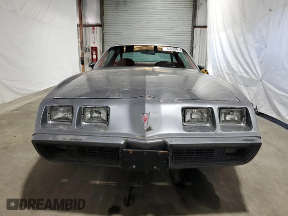 1981 Pontiac Firebird z VIN 1G2AS87A4BN117926, wystawiony jako Copart lot #63220014 z przebiegiem 54 759 mil mil oraz Czysty tytuł • Clean title. Historia ofert i sprzedaży dostępna na DreamBid. Obrazek 5.