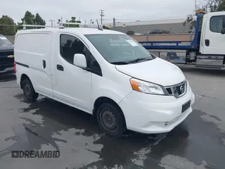 2017 Nissan NV200 S z VIN 3N6CM0KN3HK706911, wystawiony jako IAAI lot #42463276 z przebiegiem 95 593 mil mil oraz . Historia ofert i sprzedaży dostępna na DreamBid. Obrazek 1.