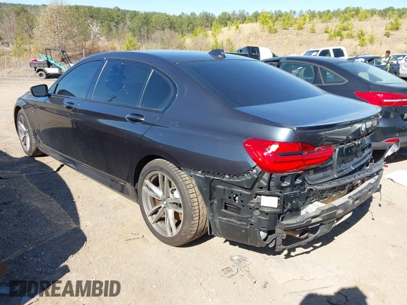 2017 BMW 7 Series 740i z VIN WBA7E2C57HG739465, wystawiony jako IAAI lot #41764778 z przebiegiem 84 814 mil mil oraz . Historia ofert i sprzedaży dostępna na DreamBid. Obrazek 3.