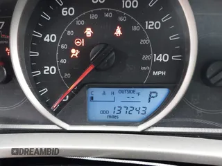 2015 Toyota RAV4 LE z VIN 2T3BFREV2FW277169, wystawiony jako IAAI lot #41781005 z przebiegiem 137 243 mil mil oraz . Historia ofert i sprzedaży dostępna na DreamBid. Obrazek 16.