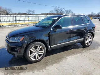2013 Volkswagen Touareg Exec z VIN WVGEF9BP7DD004625, wystawiony jako Copart lot #48491545 z przebiegiem 128 135 mil mil oraz Szkody całkowita. Historia ofert i sprzedaży dostępna na DreamBid. Obrazek 1.