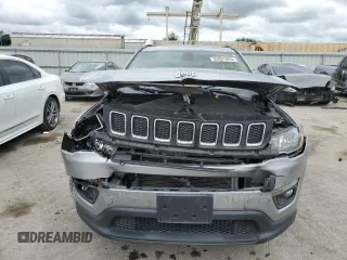2019 Jeep Compass Latitude z VIN 3C4NJCBB5KT833253, wystawiony jako Copart lot #55097005 z przebiegiem 42 813 mil mil oraz Szkoda całkowita • Salvage title. Historia ofert i sprzedaży dostępna na DreamBid. Obrazek 5.