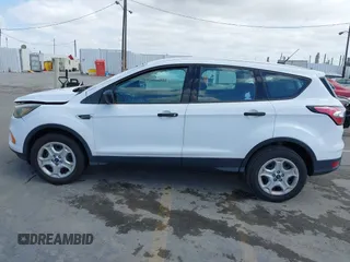 2018 Ford Escape S z VIN 1FMCU0F78JUA56974, wystawiony jako IAAI lot #42232294 z przebiegiem 63 511 mil mil oraz . Historia ofert i sprzedaży dostępna na DreamBid. Obrazek 14.