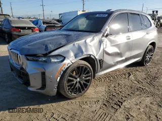 2024 BMW X5 xDrive40i z VIN 5UX23EU07R9T54418, wystawiony jako Copart lot #79047014 z przebiegiem 23 591 mil mil oraz Czysty tytuł • Clean title. Historia ofert i sprzedaży dostępna na DreamBid. Obrazek 1.