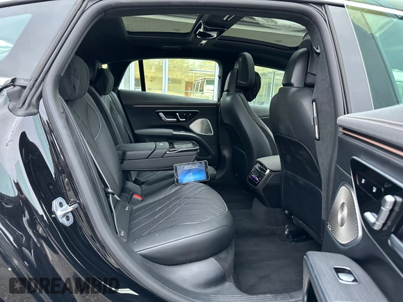 2022 Mercedes-Benz EQS 580 z VIN W1KCG4EB7NA021431, wystawiony jako Copart lot #44053605 z przebiegiem 28 708 mil mil oraz Czysty tytuł • Clean title. Historia ofert i sprzedaży dostępna na DreamBid. Obrazek 6.