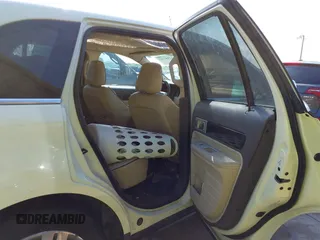 2008 Lincoln MKX z VIN 2LMDU68C18BJ15272, wystawiony jako IAAI lot #42182342 z przebiegiem Nie podano mil oraz . Historia ofert i sprzedaży dostępna na DreamBid. Obrazek 8.
