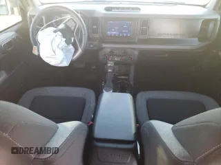 2023 Ford Bronco z VIN 1FMEE5DP0PLB15763, wystawiony jako Copart lot #45592725 z przebiegiem 26 672 mil mil oraz Szkoda całkowita • Salvage title. Historia ofert i sprzedaży dostępna na DreamBid. Obrazek 8.