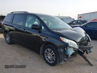 2019 Toyota Sienna XLE Auto Access Seat with VIN 5TDYZ3DCXKS986393, listed as a IAAI auction lot 41451840 with 93,424 mi miles. Bid and sale history available at carsss.com. Image 1.