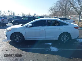 2018 Hyundai Sonata SE z VIN 5NPE24AF2JH684385, wystawiony jako IAAI lot #41354065 z przebiegiem 73 680 mil mil oraz . Historia ofert i sprzedaży dostępna na DreamBid. Obrazek 14.
