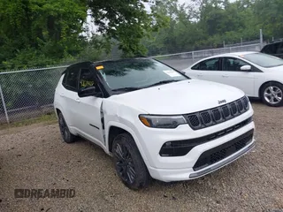 2023 Jeep Compass (RED) Edition z VIN 3C4NJDCN0PT524005, wystawiony jako IAAI lot #42628948 z przebiegiem 34 737 mil mil oraz . Historia ofert i sprzedaży dostępna na DreamBid. Obrazek 1.