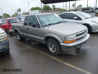 1998 Chevrolet S-10 LS with VIN 1GCCS19X0W8129721, listed as a IAAI auction lot 41927965 with NaN miles. Bid and sale history available at carsss.com. Image 1.