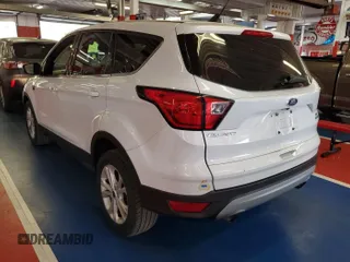 2019 Ford Escape SE z VIN 1FMCU9GD9KUB11829, wystawiony jako IAAI lot #42399993 z przebiegiem 81 910 mil mil oraz . Historia ofert i sprzedaży dostępna na DreamBid. Obrazek 5.