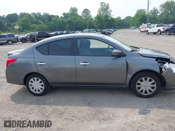2016 Nissan Versa S z VIN 3N1CN7AP9GL829345, wystawiony jako IAAI lot #42441630 z przebiegiem 147 607 mil mil oraz . Historia ofert i sprzedaży dostępna na DreamBid. Obrazek 13.