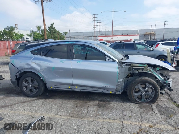 2022 Ford Mustang Mach-E Select z VIN 3FMTK1SSXNMA14614, wystawiony jako IAAI lot #42235651 z przebiegiem 45 998 mil mil oraz . Historia ofert i sprzedaży dostępna na DreamBid. Obrazek 14.