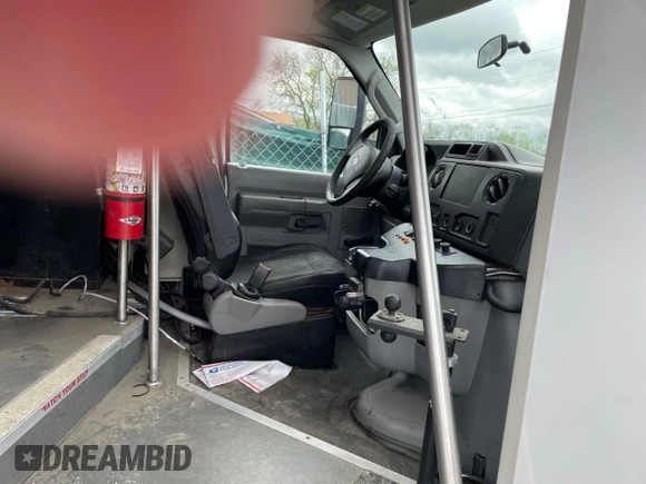 2018 Ford Econoline Cargo with VIN 1FDFE4FSXJDC36091, listed as a Copart auction lot 52462305 with 222,508 mi miles and Clean Title. Bid and sale history available at DreamBid. Image 9.