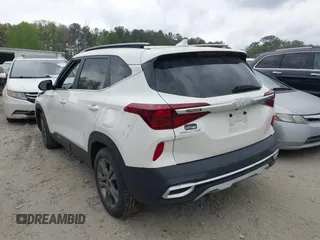 2022 Kia Seltos S z VIN KNDEU2AA1N7300108, wystawiony jako IAAI lot #41971007 z przebiegiem 18 606 mil mil oraz . Historia ofert i sprzedaży dostępna na DreamBid. Obrazek 3.