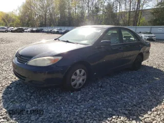 2003 Toyota Camry LE z VIN 4T1BF32K33U043392, wystawiony jako Copart lot #55483825 z przebiegiem 215 246 mil mil oraz Czysty tytuł • Clean title. Historia ofert i sprzedaży dostępna na DreamBid. Obrazek 1.