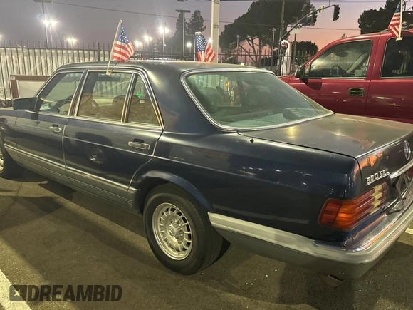 1984 Mercedes-Benz 500 z VIN WDBCA37A9EA027109, wystawiony jako Copart lot #74401344 z przebiegiem 137 953 mil mil oraz Tytuł czysty. Historia ofert i sprzedaży dostępna na DreamBid. Obrazek 3.