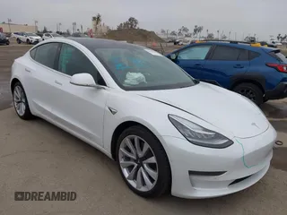 2020 Tesla Model 3 Standard Range Plus z VIN 5YJ3E1EAXLF806438, wystawiony jako IAAI lot #42104964 z przebiegiem 89 065 mil mil oraz . Historia ofert i sprzedaży dostępna na DreamBid. Obrazek 1.