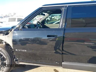 2025 Rivian R1S Adventure z VIN 7PDSGBBA4SN047584, wystawiony jako IAAI lot #41372645 z przebiegiem 501 mil mil oraz . Historia ofert i sprzedaży dostępna na DreamBid. Obrazek 21.