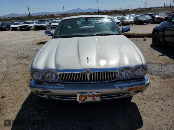 2003 Jaguar XJ 8 z VIN SAJDA14C23LF59484, wystawiony jako Copart lot #50304475 z przebiegiem Nie podano mil oraz Czysty tytuł • Clean title. Historia ofert i sprzedaży dostępna na DreamBid. Obrazek 5.