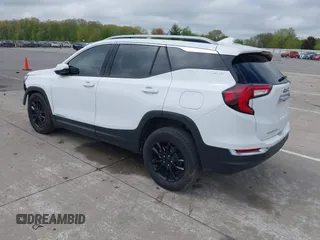 2024 GMC Terrain SLT z VIN 3GKALPEG5RL384887, wystawiony jako IAAI lot #42192857 z przebiegiem 4 267 mil mil oraz . Historia ofert i sprzedaży dostępna na DreamBid. Obrazek 3.