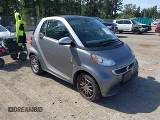 2013 Smart fortwo Pure z VIN WMEEJ3BA5DK622812, wystawiony jako IAAI lot #42356026 z przebiegiem 64 983 mil mil oraz . Historia ofert i sprzedaży dostępna na DreamBid. Obrazek 1.