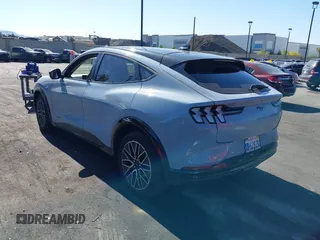2024 Ford Mustang Mach-E Premium z VIN 3FMTK3R45RMA27232, wystawiony jako IAAI lot #42289046 z przebiegiem 10 624 mil mil oraz . Historia ofert i sprzedaży dostępna na DreamBid. Obrazek 3.