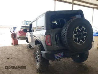 2023 Ford Bronco z VIN 1FMEE5DP8PLA91454, wystawiony jako IAAI lot #42023594 z przebiegiem 49 354 mil mil oraz . Historia ofert i sprzedaży dostępna na DreamBid. Obrazek 3.