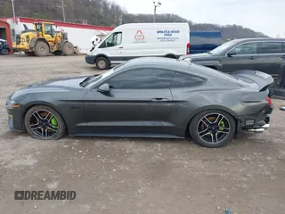 2018 Ford Mustang GT z VIN 1FA6P8CF9J5179766, wystawiony jako IAAI lot #41977000 z przebiegiem 83 608 mil mil oraz . Historia ofert i sprzedaży dostępna na DreamBid. Obrazek 15.