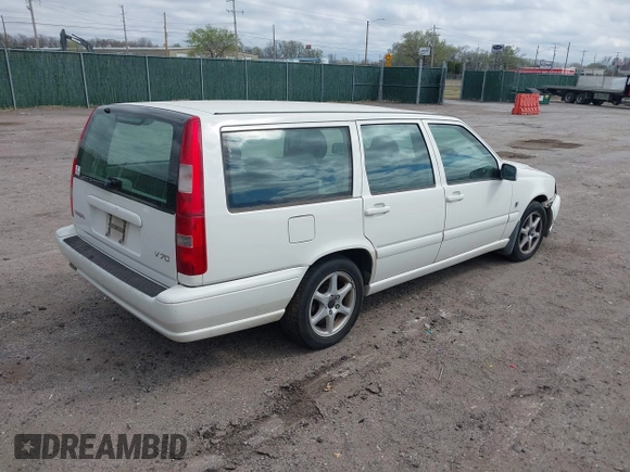 2000 Volvo V70 with VIN YV1LW61J5Y2685130, listed as a IAAI auction lot 41915016 with 222,386 mi miles. Bid and sale history available at carsss.com. Image 4.