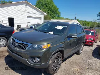 2013 Kia Sorento EX with VIN 5XYKU4A67DG331097, listed as a IAAI auction lot 42058818 with 173,120 mi miles. Bid and sale history available at carsss.com. Image 2.