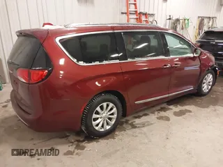 2018 Chrysler Pacifica Touring L Plus z VIN 2C4RC1EG5JR227511, wystawiony jako IAAI lot #41344075 z przebiegiem 86 860 mil mil oraz . Historia ofert i sprzedaży dostępna na DreamBid. Obrazek 4.