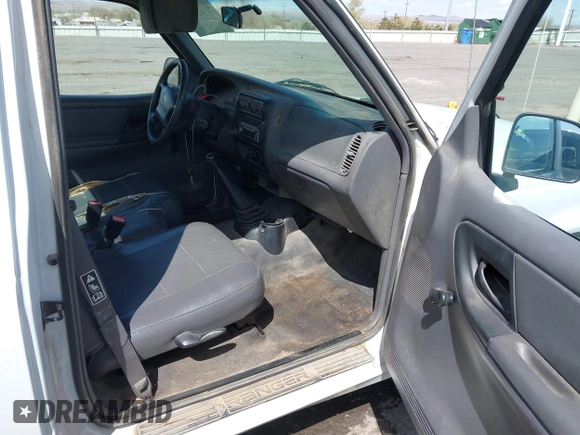 2001 Ford Ranger XL z VIN 1FTYR10U61PB29919, wystawiony jako IAAI lot #41956282 z przebiegiem 241 079 mil mil oraz . Historia ofert i sprzedaży dostępna na DreamBid. Obrazek 5.