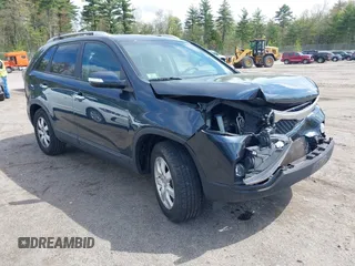 2012 Kia Sorento LX z VIN 5XYKT3A62CG268017, wystawiony jako IAAI lot #42219961 z przebiegiem 113 475 mil mil oraz . Historia ofert i sprzedaży dostępna na DreamBid. Obrazek 1.