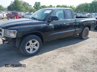 2008 Dodge Dakota с VIN 1D7HW32K88S592237, выставлен на аукционе IAAI как лот 42279584 с пробегом 110 610 миль миль и . История ставок и продаж доступна на DreamBid. Изображение 2.