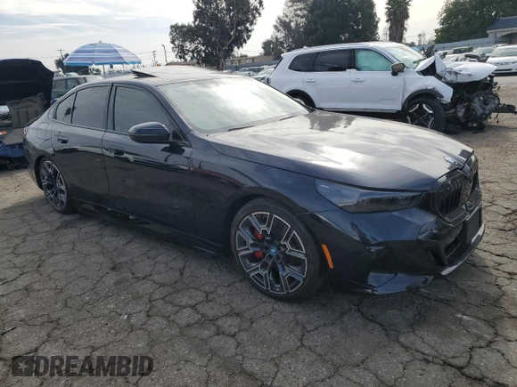 2024 BMW i5 eDrive40 z VIN WBY33FK03RCR93119, wystawiony jako Copart lot #43586895 z przebiegiem 2 266 mil mil oraz Szkoda całkowita • Salvage title. Historia ofert i sprzedaży dostępna na DreamBid. Obrazek 4.