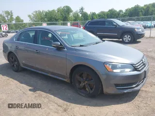 2013 Volkswagen Passat SE z VIN 1VWBP7A3XDC045535, wystawiony jako IAAI lot #42466682 z przebiegiem 120 925 mil mil oraz . Historia ofert i sprzedaży dostępna na DreamBid. Obrazek 1.