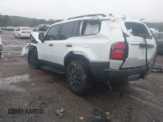 2024 Toyota Land Cruiser z VIN JTEABFAJ9RK004196, wystawiony jako IAAI lot #40875883 z przebiegiem 7 025 mil mil oraz . Historia ofert i sprzedaży dostępna na DreamBid. Obrazek 3.