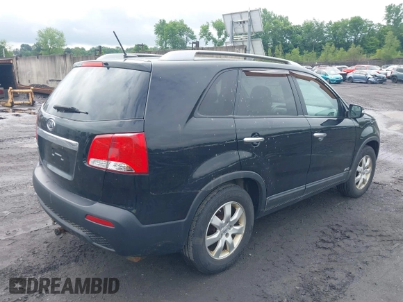 2013 Kia Sorento LX z VIN 5XYKTDA20DG420283, wystawiony jako IAAI lot #42528439 z przebiegiem 140 891 mil mil oraz . Historia ofert i sprzedaży dostępna na DreamBid. Obrazek 4.