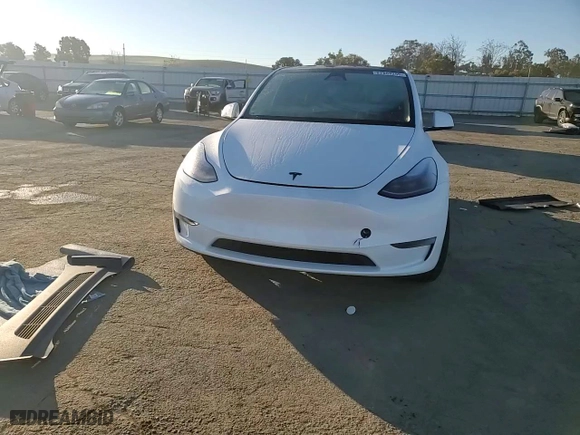 2024 Tesla Model Y with VIN 7SAYGDED1RF154851, listed as a Copart auction lot 87863255 with 5,878 mi miles and Salvage Title. Bid and sale history available at carsss.com. Image 11.