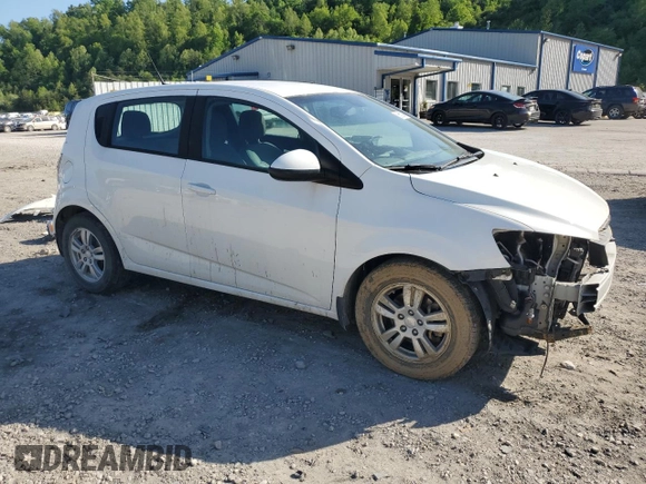 2012 Chevrolet Sonic LS z VIN 1G1JA6SH5C4208565, wystawiony jako Copart lot #56193405 z przebiegiem 53 236 mil mil oraz Szkoda całkowita • Salvage title. Historia ofert i sprzedaży dostępna na DreamBid. Obrazek 4.