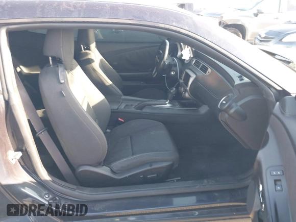 2014 Chevrolet Camaro LT z VIN 2G1FB1E35E9126793, wystawiony jako IAAI lot #41959896 z przebiegiem Nie podano mil oraz . Historia ofert i sprzedaży dostępna na DreamBid. Obrazek 5.