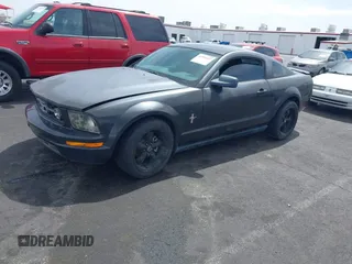 2007 Ford Mustang Deluxe with VIN 1ZVFT80N275219256, listed as a IAAI auction lot 41932447 with Not Provided miles. Bid and sale history available at carsss.com. Image 2.