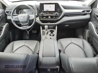 2024 Toyota Highlander LE z VIN 5TDKDRBH2RS553666, wystawiony jako Copart lot #57512875 z przebiegiem 44 772 mil mil oraz Czysty tytuł • Clean title. Historia ofert i sprzedaży dostępna na DreamBid. Obrazek 8.